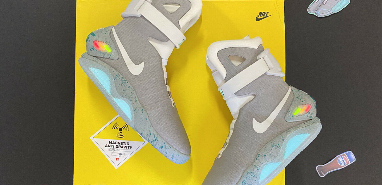Кросовки Nike Air Mag лежат на желтой коробке