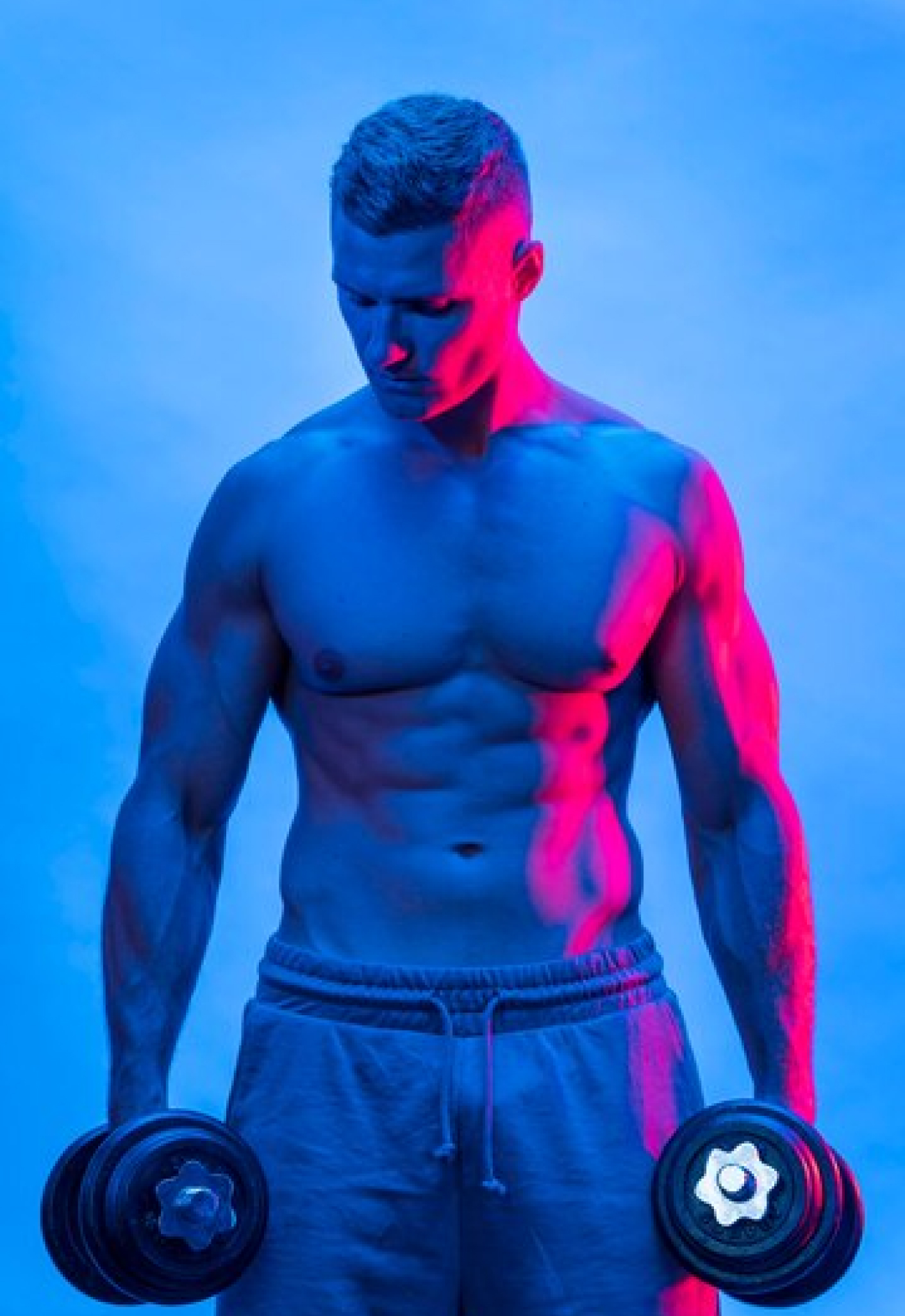 Мужчина тренер с гантелями в руках